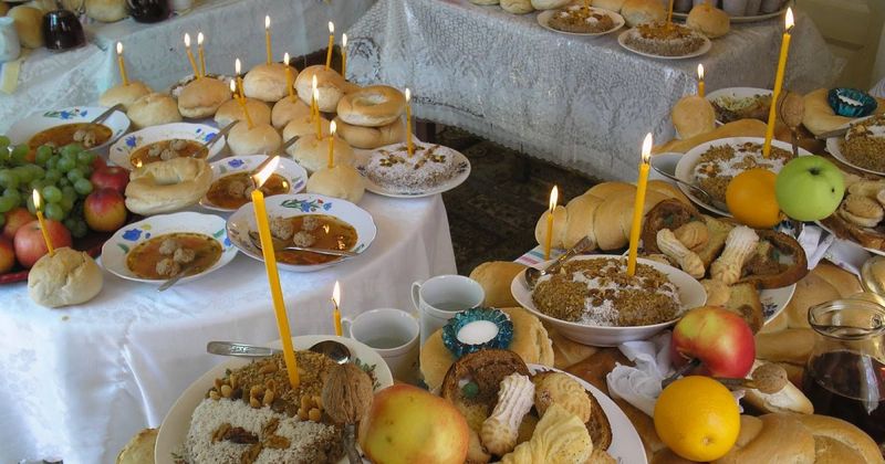 Moșii de iarnă 2020. Sâmbăta morților 2020. Ce se împarte de Moșii de Iarnă? Ce se dă de pomană în Sâmbăta Morților? Tradiții și obiceiuri românești