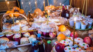 Moșii de iarnă 2020.  Ce se dă de pomană în Sâmbăta Morților?