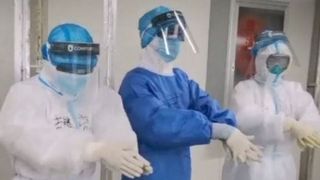 VIDEO | Imaginile zilei vin din China lovită de coronavirus: Medicii poartă c&acirc;te două măști de protecție și două r&acirc;nduri de mănuși