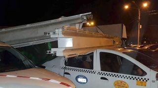 VIDEO | Panou de mari dimensiuni, prăbușit peste cinci mașini