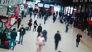 Atenție bucureșteni! Un individ agresiv umblă dezbrăcat pe peronul Gării de Nord