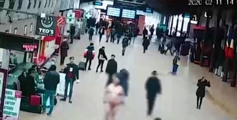 Atenție bucureșteni! Un individ agresiv umblă dezbrăcat pe peronul Gării de Nord