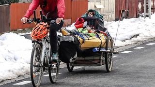 Ea este femeia care a mers 7.000 de kilometri pe bicicletă, cu căţeluşul Bounty şi caiacul. Suedeza Lina Hallebratt a ajuns astăzi &icirc;n apropiere de București