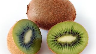 Kiwi. Mulți consumă acest fruct fără a ști unul dintre cele mai mari secrete ale lui. Ce se află &icirc;n interiorul lui