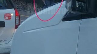 Suceava: un bărbat merge &icirc;narmat pe străzi, chiar &icirc;n fața sediului poliției