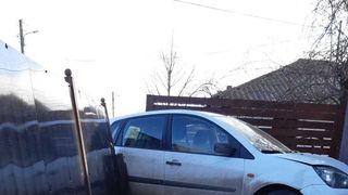 O maşină a intrat &icirc;ntr-o ţeavă de gaz din Slobozia, pe care a spart-o