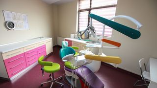 Clinica dentară în care un copil de 4 ani a intrat în comă și a murit după o anestezie este îngropată în datorii! S-au adunat restanţe de 300.000 de euro!