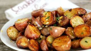 Cartofi la tigaie, cu usturoi