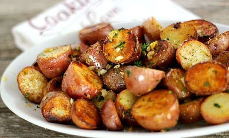 Cartofi la tigaie, cu usturoi