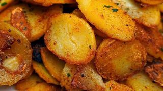 Cartofi la tigaie, cu usturoi. O garnitură delicioasă! Ingredientul care dă toată savoarea