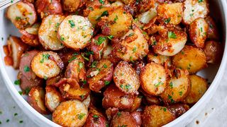 Cartofi la tigaie, cu usturoi