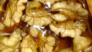 Miere cu nuci. Amestecul-minune care te scapă de o mulțime de boli