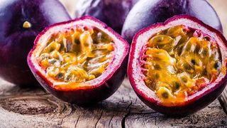 Fructul pasiunii. Ce este, de fapt, acest fruct ciudat care a ajuns și &icirc;n magazinele din Rom&acirc;nia?