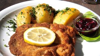 Șnițel. Crocante și delicioase, rețetă de la casa regală