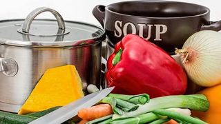 Ciorbă de potroace. Rețeta care te pune pe picioare după o noapte lungă