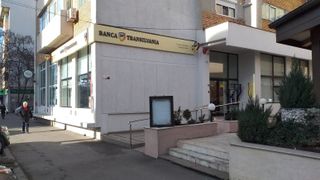 T&acirc;nărul care a făcut scandal şi a distrus mobilierul &icirc;ntr-o bancă din Brăila, cercetat şi pentru că a lovit-o pe o angajată a unităţii bancare