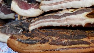 Slănină de porc. Cum ne afectează sănătatea acest preparat tradițional