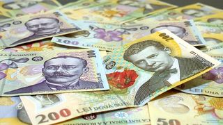 Euro scade spre 4,77 lei. Dolarul american şi preţul aurului, noi niveluri record