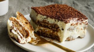Tiramisu. Rețetă tiramisu. Rețetă simplă tiramisu. Mod de preparare tiramisu. Desert tiramisu