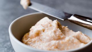 Pericolul neștiut din salata de icre. Atenție maximă!