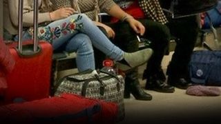 VIDEO | Peste 100 de români, blocați pe aeroportul din Valencia: „Ne tratează ca pe nişte animale”