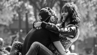 Povestea uimitoare a unui tânăr: „Am cunoscut o româncă minunată, dar părinții mei au luat foc când au aflat”