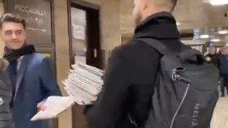 Iancu de la &bdquo;Puterea Dragostei&rdquo; este poștaș. Băiatul s-a angajat la Londra și nu se mai &icirc;ntoarce acasă dar are un mesaj dur pentru Denisa: &bdquo;Las` că te joc eu pe străzi!&rdquo;