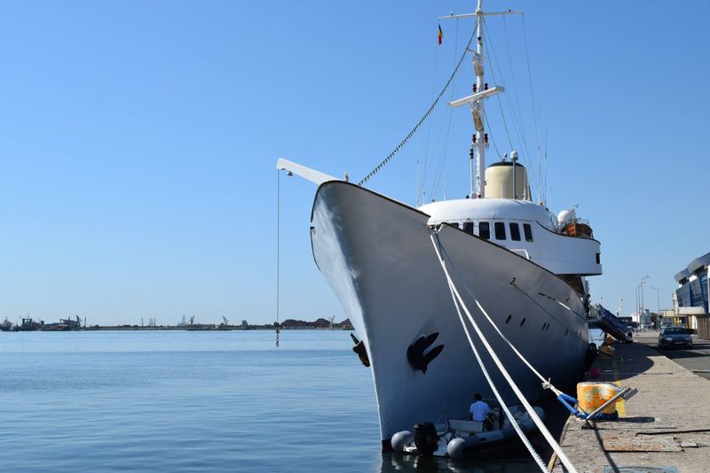 Containere încărcate cu deşeuri, descoperite în Port