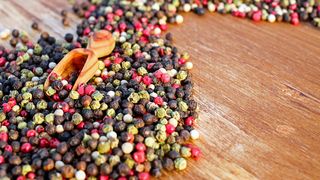 Sos de piper. Piper negru. Piper beneficii. Piper contraindicații. Piper.