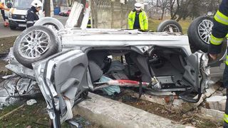 Vaslui: Doi bărbaţi au murit după ce s-au răsturnat cu maşina &icirc;n B&acirc;rlad şi au lovit gardul unei unităţi militare