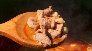 Gulaș tradițional.  Gulaș rețetă. Gulaș unguresc. Gulaș istorie.