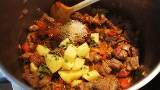 Gulaș tradițional. Rețetă simplă de gulaș