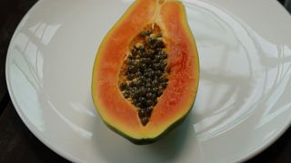 Papaya. Cum se mănâncă și ce beneficii are pentru sănătate fructul minune
