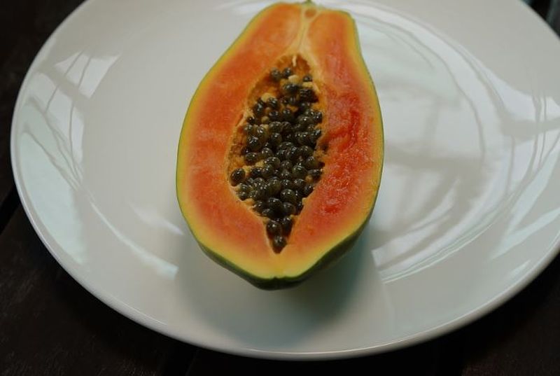 Papaya. Cum se mănâncă și ce beneficii are pentru sănătate fructul minune