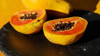 Papaya. Cum se mănâncă și ce beneficii are pentru sănătate fructul minune