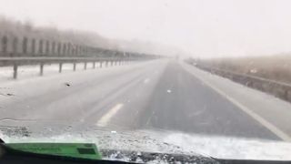 Sibiu: Trafic îngreunat pe autostradă, în zona municipiului Sibiu, din cauza ploii torenţiale şi a vântului puternic