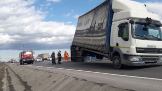  Un tir s-a răsturnat pe DN5 din cauza v&acirc;ntului