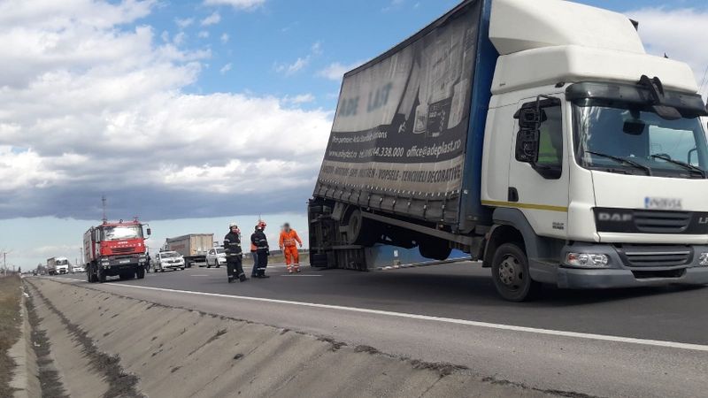  Un tir s-a răsturnat pe DN5 din cauza vântului