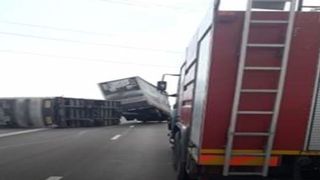Alertă de cod galben - vânt puternic. Un tir s-a răsturnat pe DN5 din cauza vântului