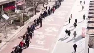 VIDEO | Coadă imensă la măștile de protecție. Sute de oameni, filmați cu drona în timp ce își așteaptă rândul