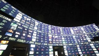 Acţiunile europene au &icirc;nregistrat luni cea mai mare scădere după 2016 din cauza coronavirusului. Preţurile petrolului au cobor&acirc;t cu aproape 5%