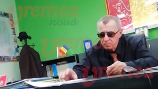 Directorul care a venit beat la serviciu are un salariu uriaş! Cornel Alexa a fost filmat la birou &icirc;n ipostaze penibile!