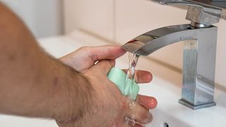 Cum te speli corect pe m&acirc;ini. Regula de aur care te poate proteja de coronavirus