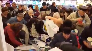 Coronavirus România. Isterie generală: rafturile magazinelor sunt goale, iar oamenii se calcă în picioare