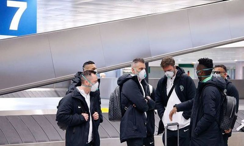 Fotbaliştii echipei bulgare, cu măşti la sosirea în Italia