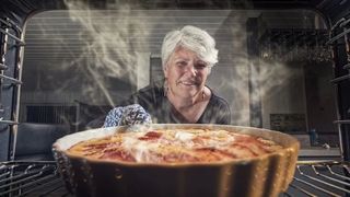 Blat de tort. Rețetă care nu-l lasă să se "prăbușească" atunci când îl scoți din cuptor