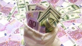 Euro coboară spre 4,8 lei, dar răm&acirc;ne aproape de nivelul record