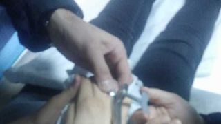 Botoşani: Pompierii au intervenit pentru a tăia un inel blocat pe degetul unui băiat de 13 ani