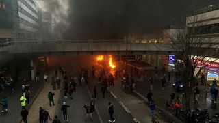 Incidente grave la Paris &icirc;n timpul unui concert. Autoritățile au intervenit pentru a stinge un incendiu, iar o gară a fost &icirc;nchisă