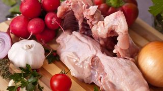 Spatele de pui. Adevărul despre aceste oase care se vând la un preț foarte mic. Ce sunt, de fapt